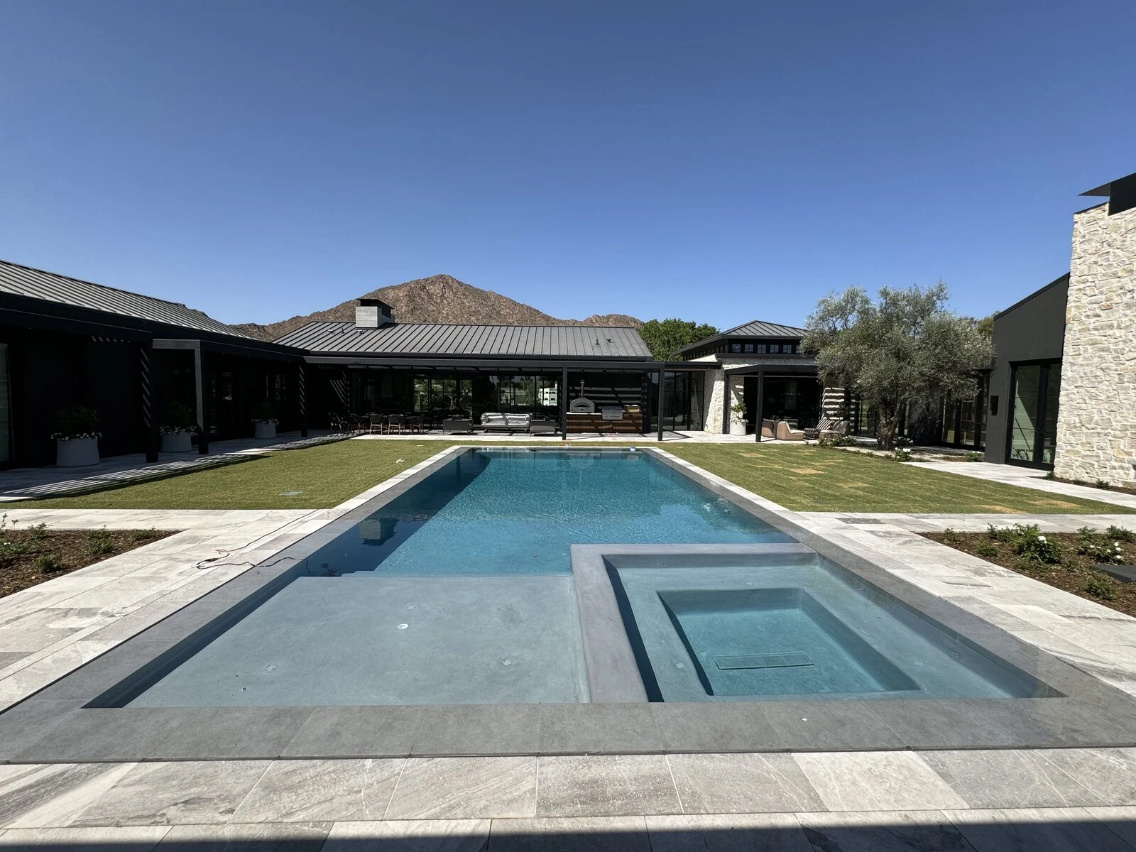 Infinity edge pool built by Sun America Pools & Spas in Paradise Valley, AZ