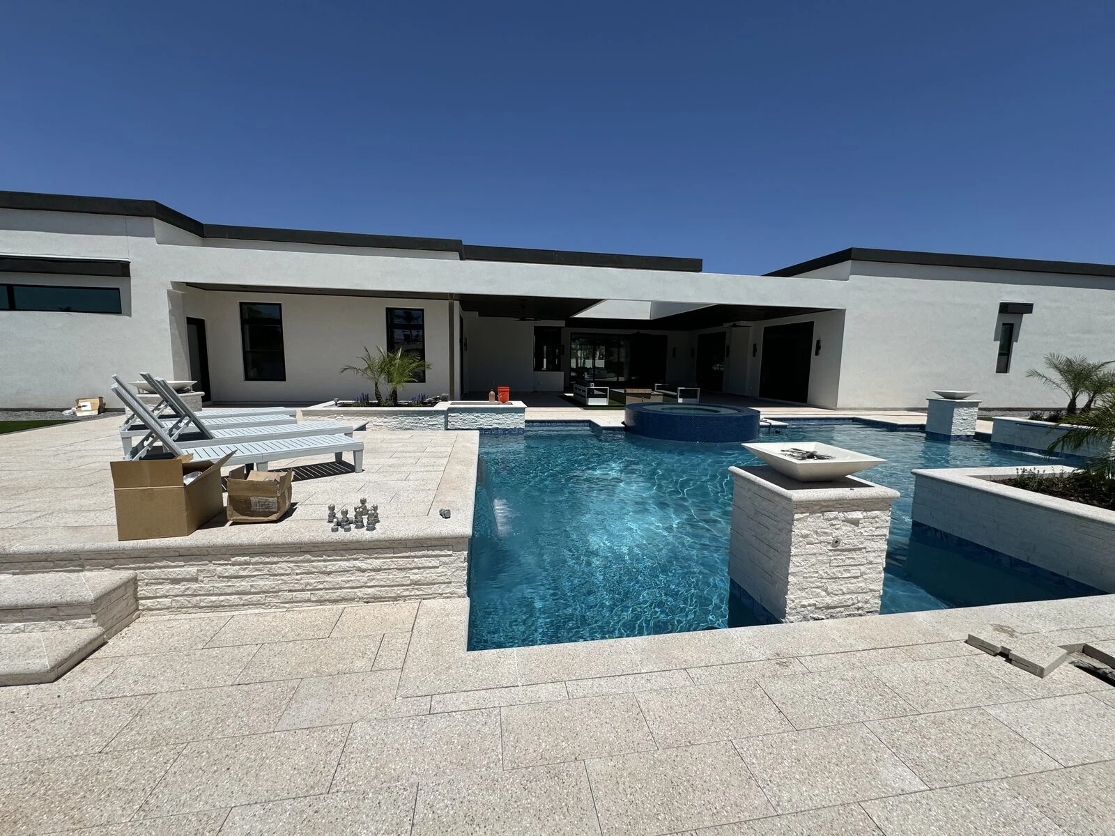 Infinity edge pool built by Sun America Pools & Spas in Paradise Valley, AZ
